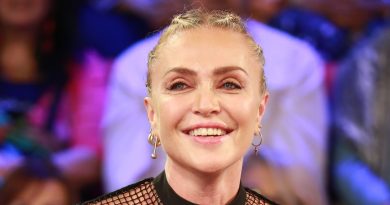 Paola Barale uccide i figli? Le assurde accuse sui social